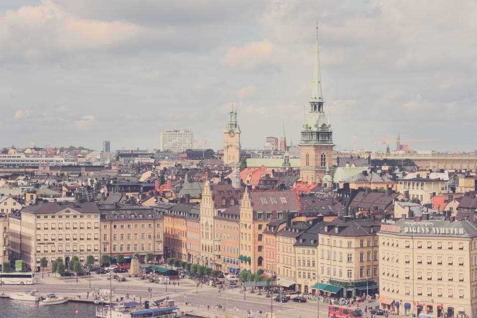 Stockholms silhuett sedd över vattnet